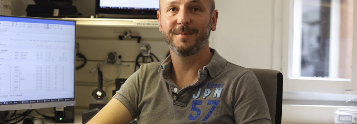 Devant un écran informatique