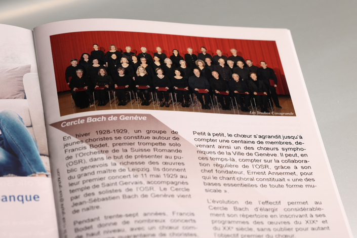 Photo_de_groupe_cercle_bach Photo de groupe sur fond rouge
