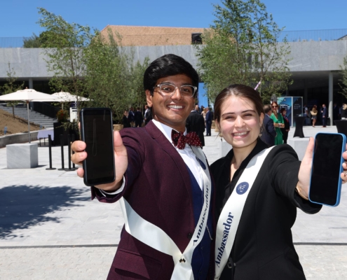 Inauguration du nouveau campus l’EHL avec deux élèves présentant la nouvelle application.