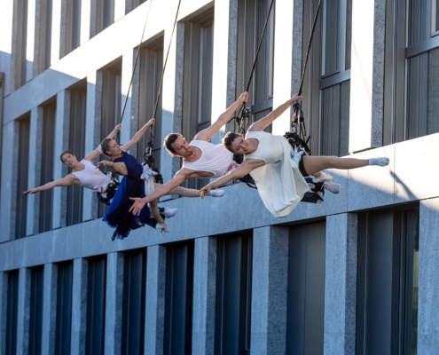 Inauguration du nouveau campus l'EHL avec des performances artistiques acrobatiques.